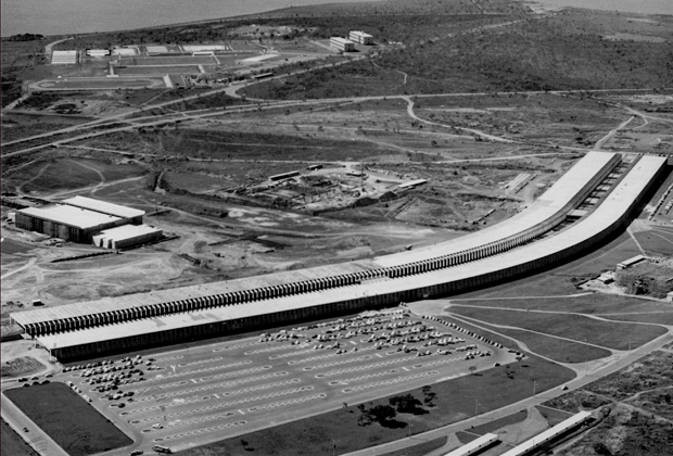Vista aérea do Instituto Central de Ciências à época de sua construção.